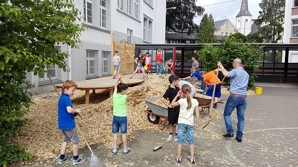 Schulhof-Pflege-Aktion am 16.06.2018