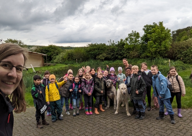 Klasse 2b auf dem Wiesenhof in Maxein