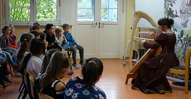 Märchenerzählerin Brigitta Wortmann mit Harfe