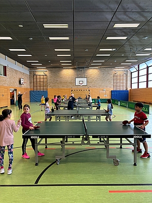 Eine Halle voller Tischtennisplatten