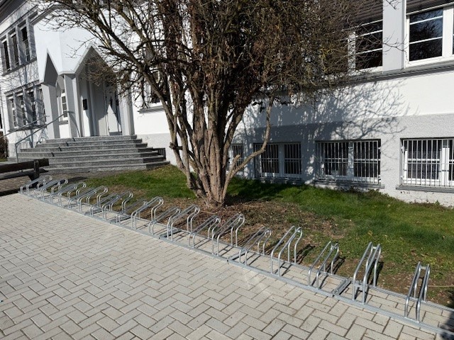 Fahrradständer vor der Schule